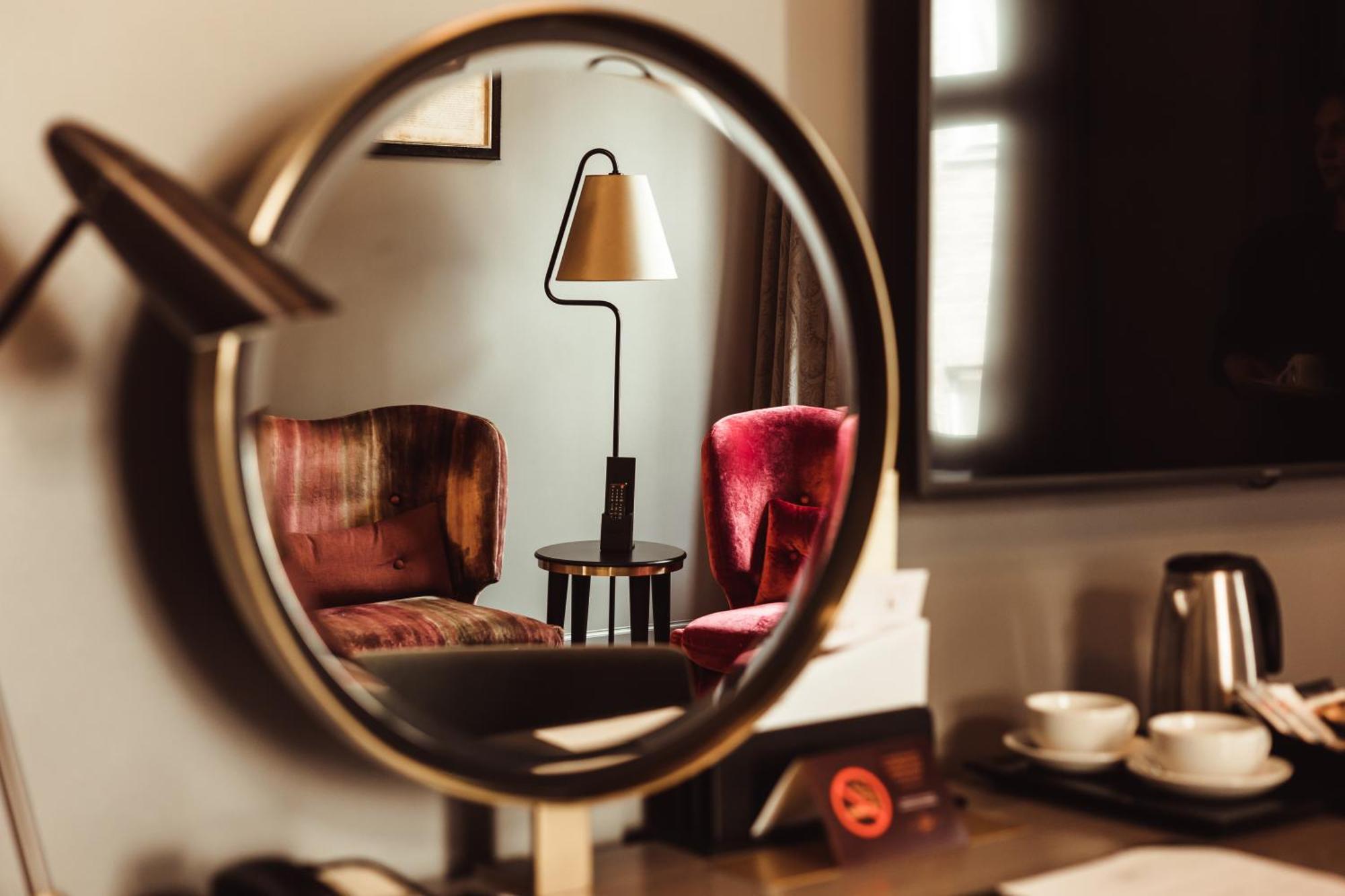 Grand Poet Hotel And Spa By Semarah Riga Bagian luar foto A convex mirror