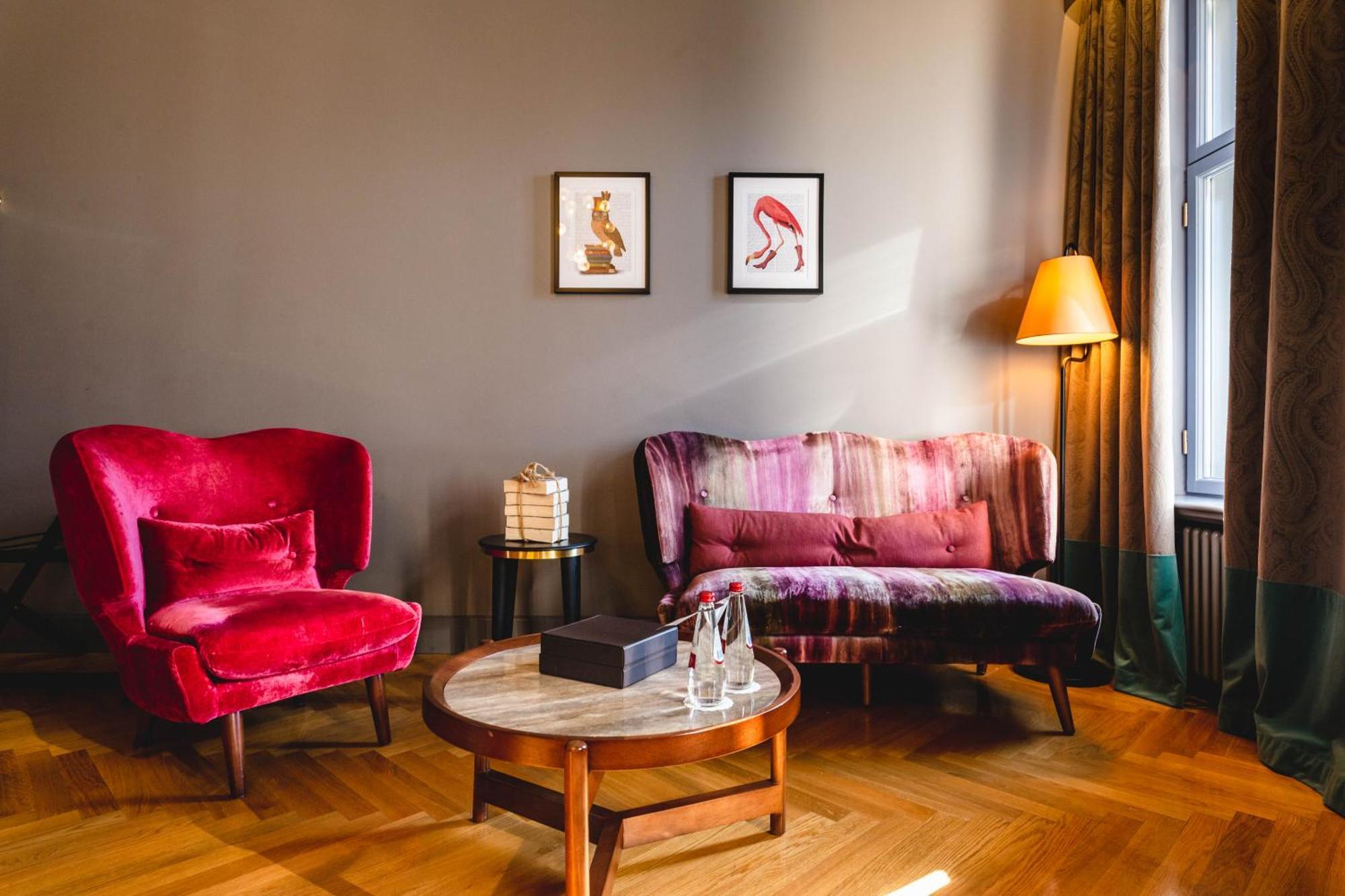 Grand Poet Hotel And Spa By Semarah Riga Ruang foto A room at the Hotel