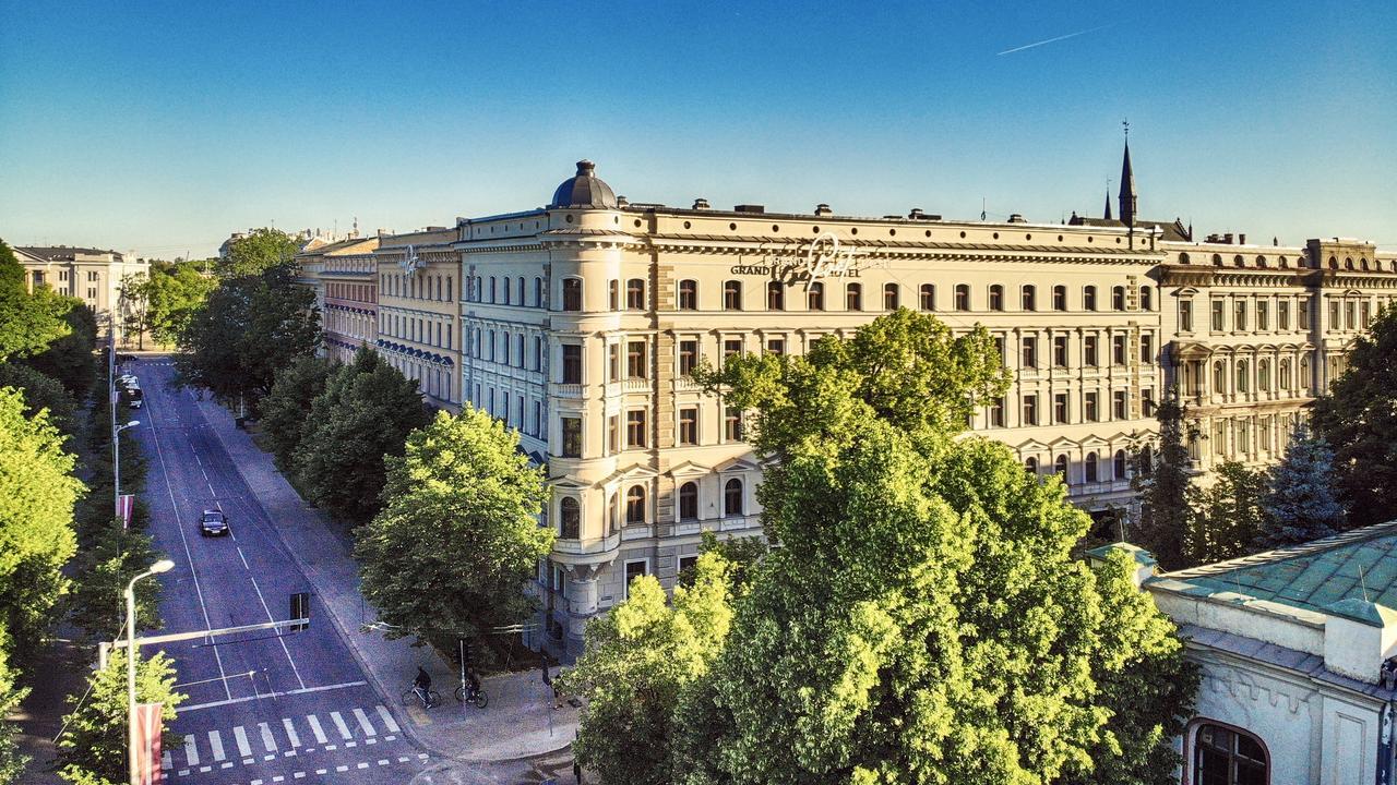 Grand Poet Hotel And Spa By Semarah Riga Bagian luar foto The main building of the university